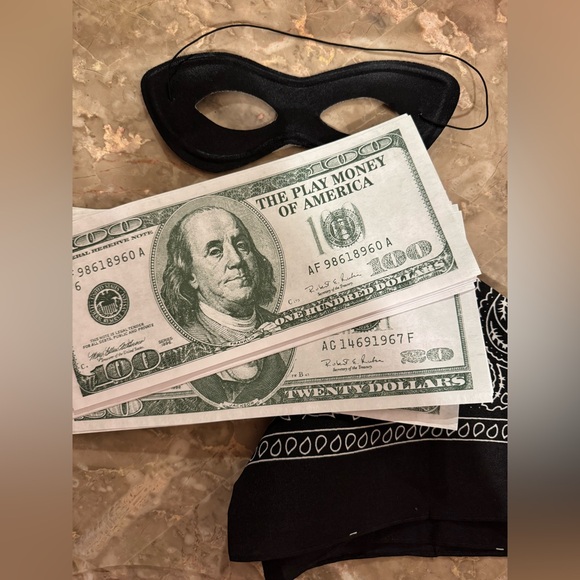 HALLOWEEN ROBBER OUTFIT! - Picture 3 of 3